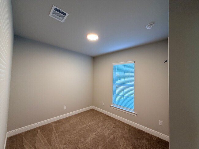 Building Photo - 816 Venecia Dr
