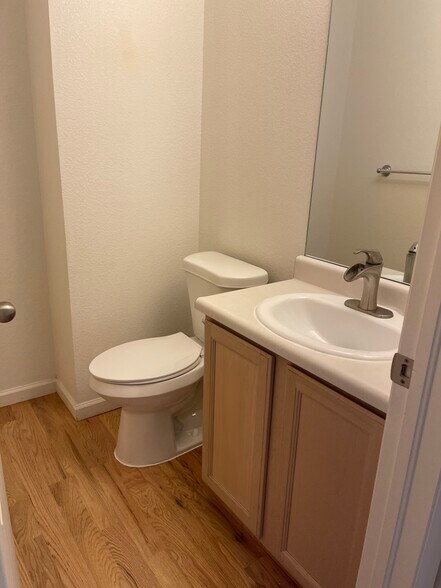 Building Photo - 806 Summer Dr