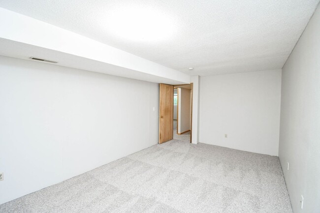 Building Photo - 705 N Montgomery Ct