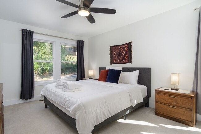 Building Photo - Candler Rental!