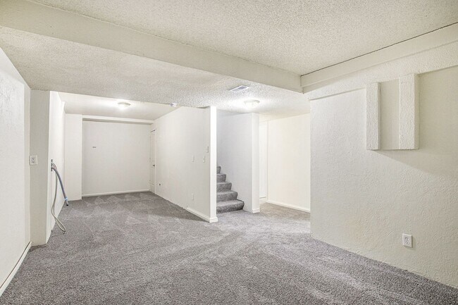 Building Photo - Updated Duplex 4 bed | 2 bath in Westwood!