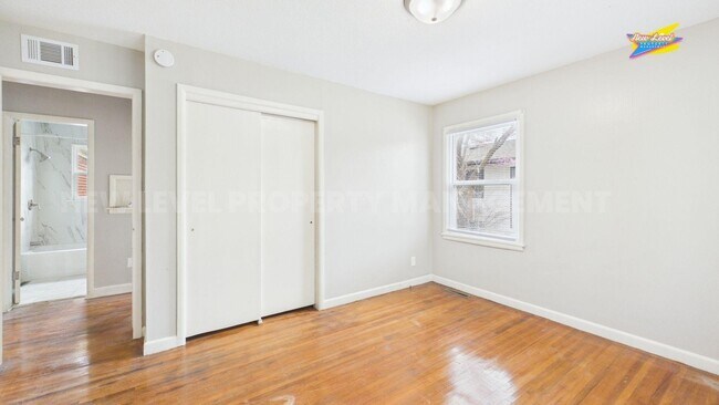 Building Photo - 886 S Fabrique Dr