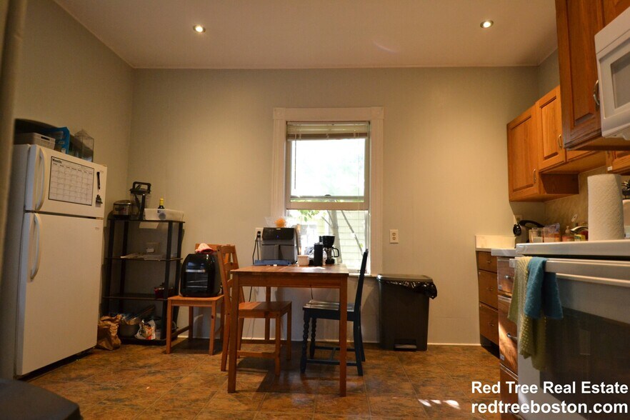 Building Photo - 12 Bennett St