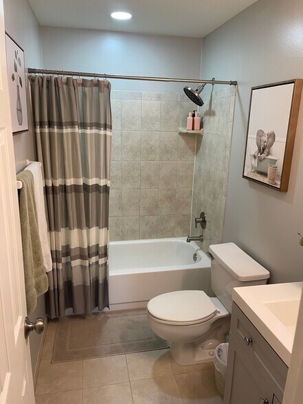 Guest Bathroom - 2100 Bobbyber Dr