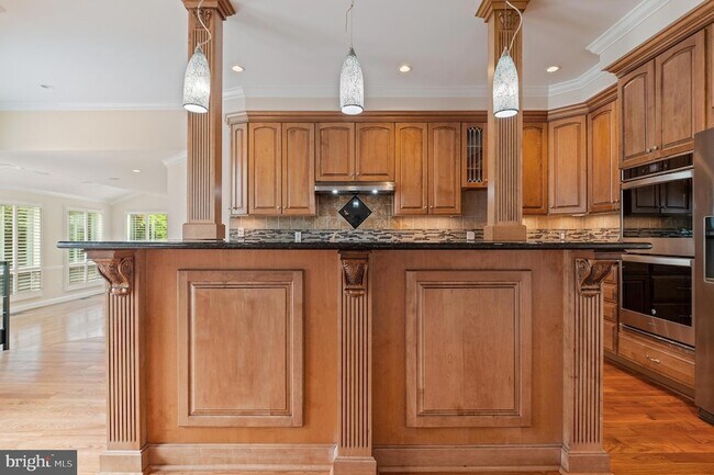 Building Photo - 5905 Lone Oak Dr