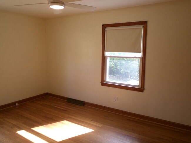 Building Photo - Country Living in Town