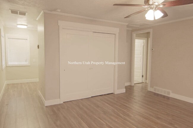 Building Photo - 2 Bed, 1 Bath Upper Unit