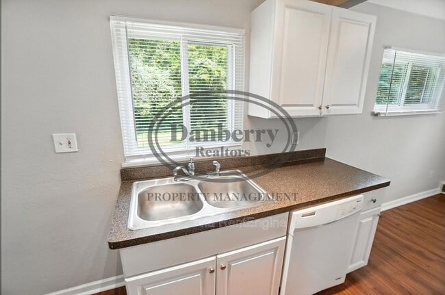 Building Photo - 822 Searles Rd