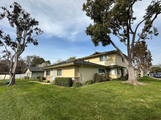 Building Photo - Updated 2 Bed / 1 Bath - Ground Floor Condo - Commuter-Friendly Location