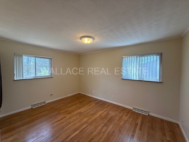 Building Photo - OAK RIDGE: 3 BEDROOM, 2.5 BATH HOME IN EMORY HEIGHTS