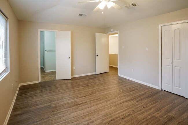 Building Photo - 10919 Skybird Dr