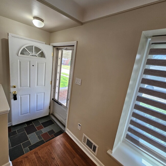 Building Photo - Updated 3 Bedroom w/ Granite, updated cabinets + Stainless Appliances in Kitchen – 1.5 Bath, Semi...