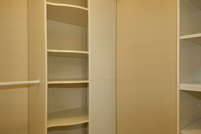 Building Photo - Spacious 2bd 2bth home with bonus room!