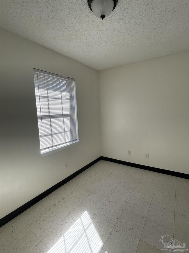 Building Photo - 1121 Lake Dr