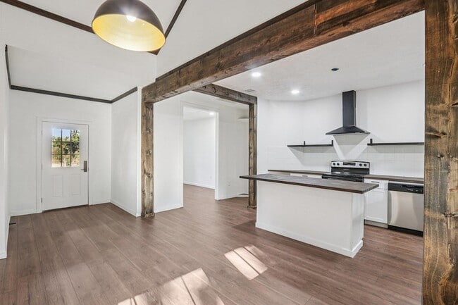 Building Photo - 385 Alta Vista Dr