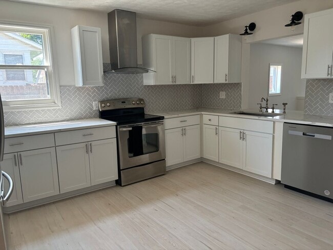 Building Photo - 924 S Madison St