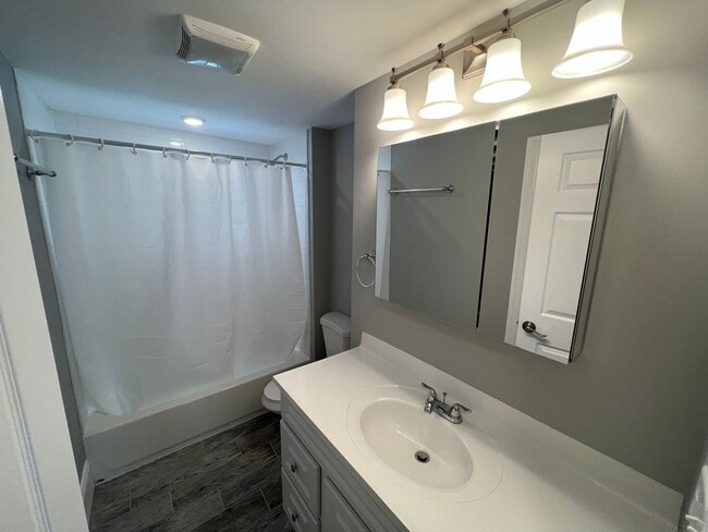 Building Photo - Renovated 4 bed 2 baths in Somerville.... Don't miss out!