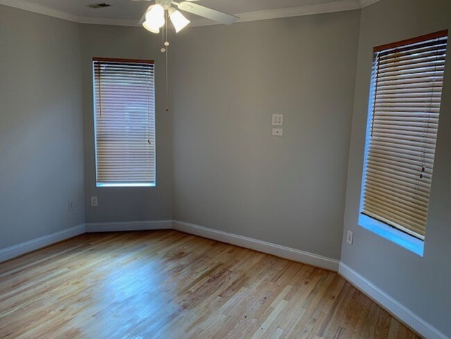 Building Photo - 2 BR/3.5 BA Updated Columbia Heights Row H...