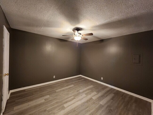 Building Photo - 108 Tandy Dr