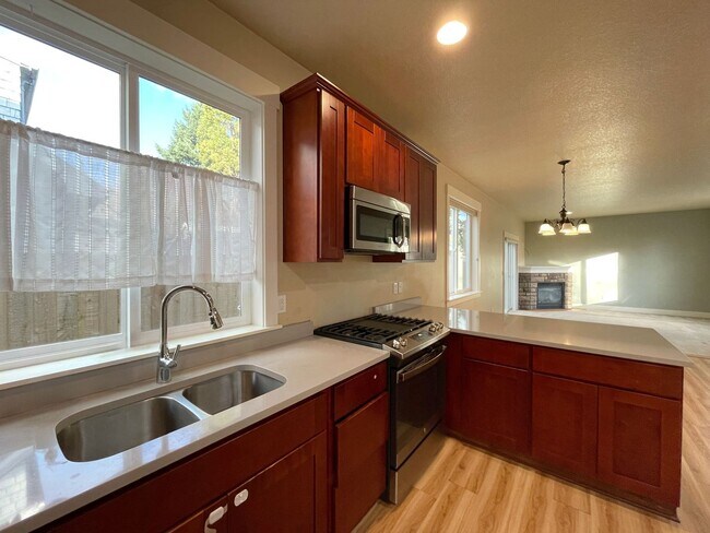 Building Photo - Fantastic South Tabor Home with Attached Garage, Washer/Dryer, A/C