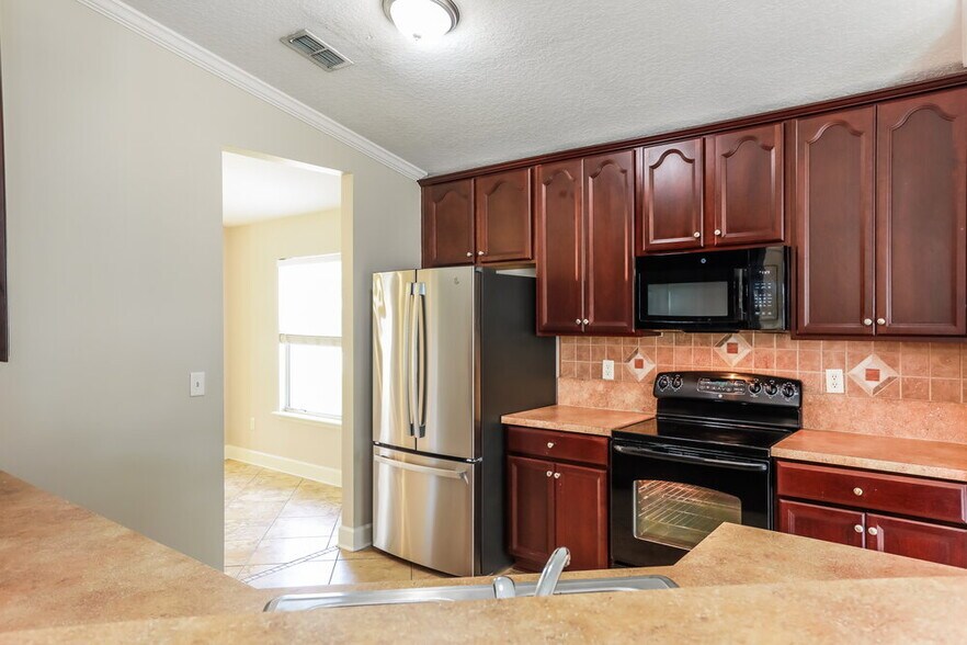 Building Photo - 2732 Woodsdale Dr