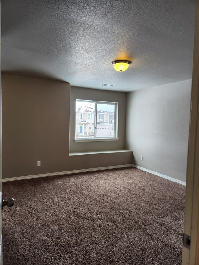 Building Photo - BEAUTIFUL 3BD HOME with A/C in TRAILS at F...