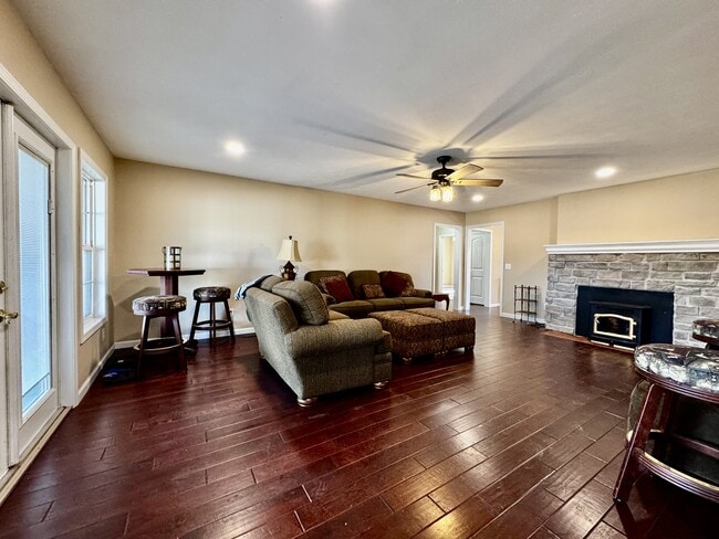 Building Photo - 302 Bluebird Ct