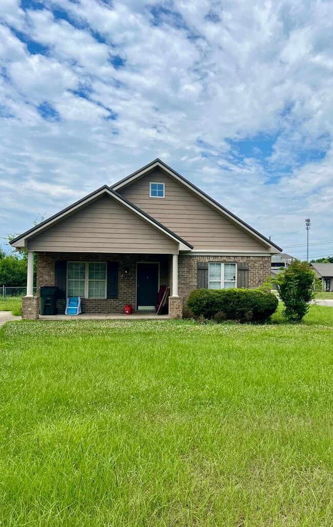 Building Photo - Charming 3 Bedroom 3 Bath Home Available i...
