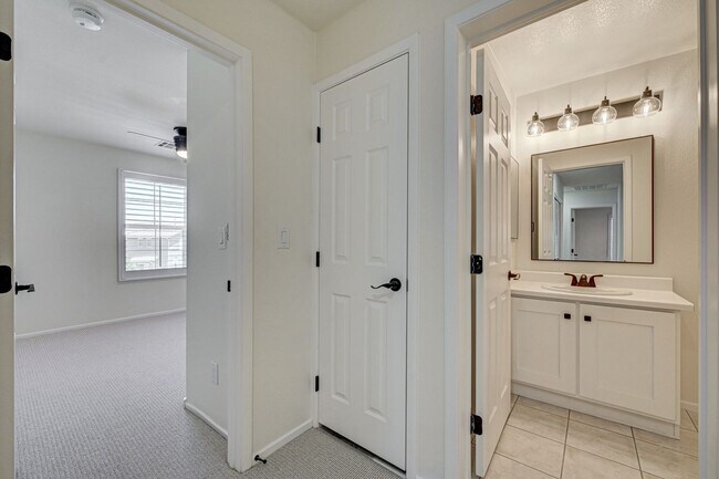 Building Photo - Stylish Townhome with Private Patio!