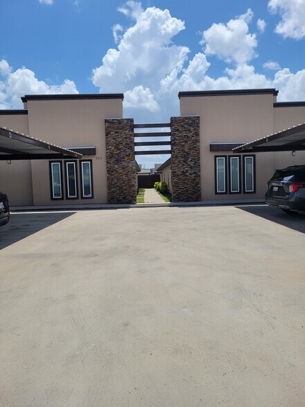 Building Photo - 1212 White Oak Drive