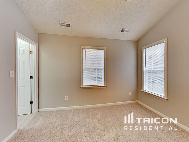 Building Photo - 907 S Philwood Ct