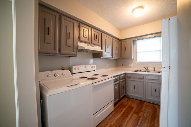 Building Photo - Centrally located between downtown and Eas...