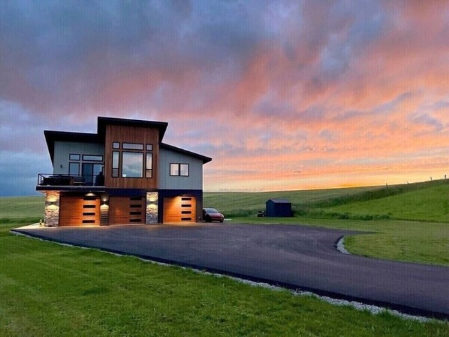 Building Photo - Fully furnished house w/ 3spaciousr garage & utilities included!