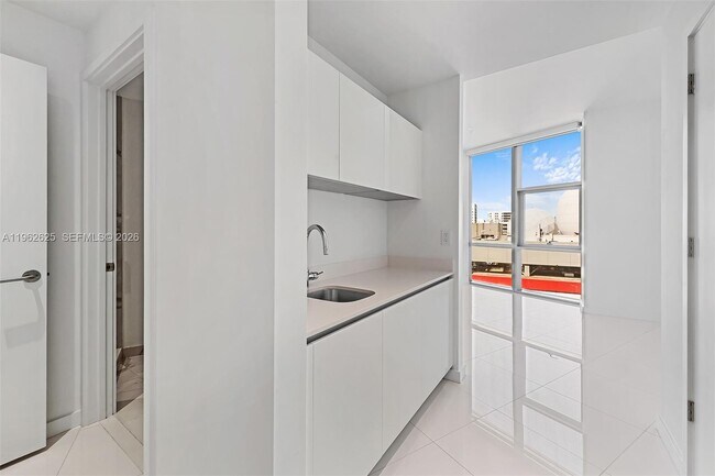 Building Photo - 851 NE 1st Ave