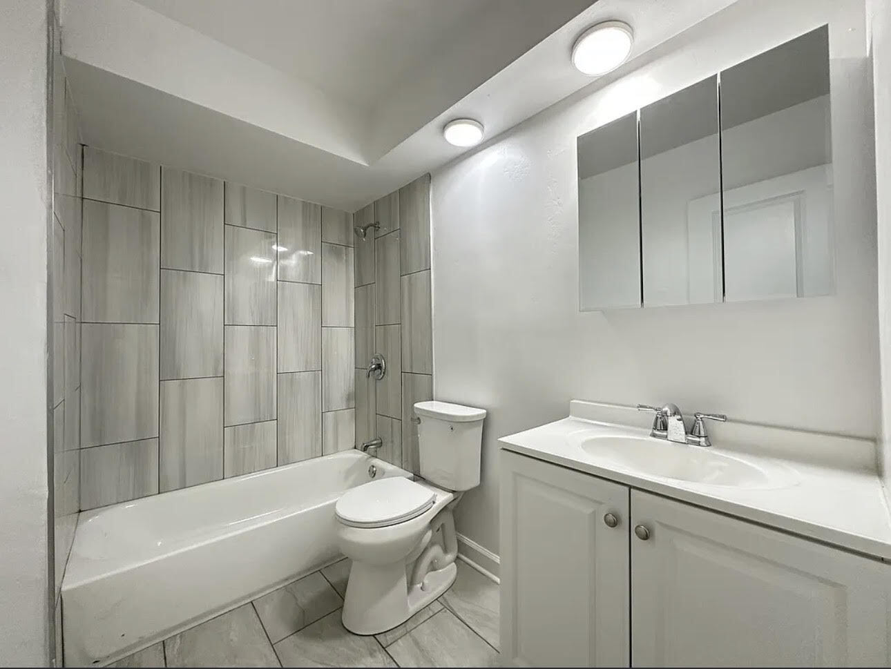 Building Photo - 1515 W Morse Ave