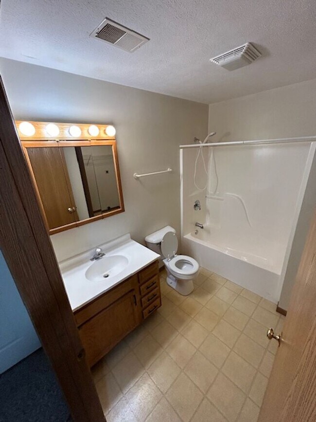 Building Photo - Black Friday Move-in Special! Up to $500 off!