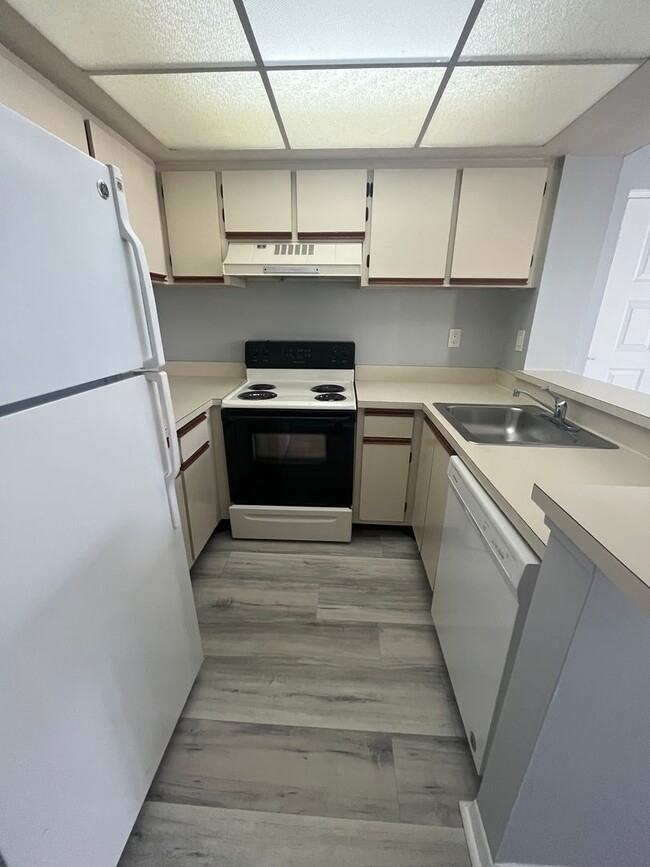 Building Photo - ONE BEDROOM ONE BATHROOM!! WATERFRONT COMMUNITY