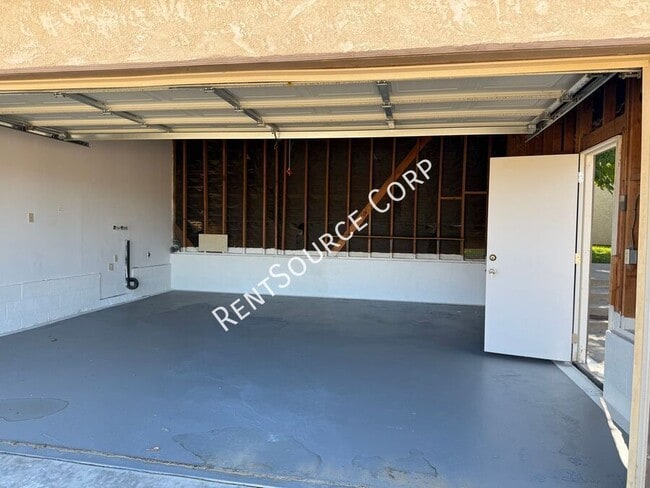 Building Photo - 1303 W Ave J 4