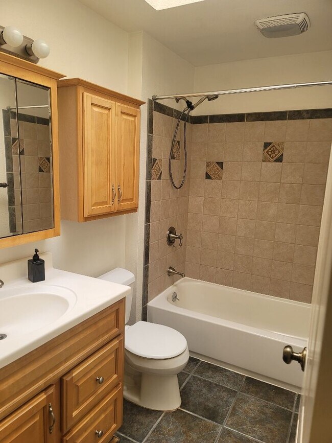 Building Photo - Kent 4 bedroom plus Den and 3 bathrooms & ...