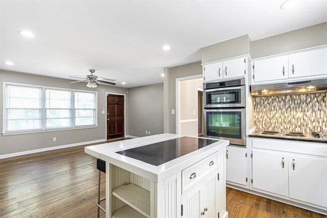 Building Photo - 1517 Gaylor Cir SE