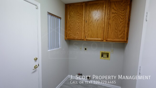 Building Photo - 8957 W Rose Ln