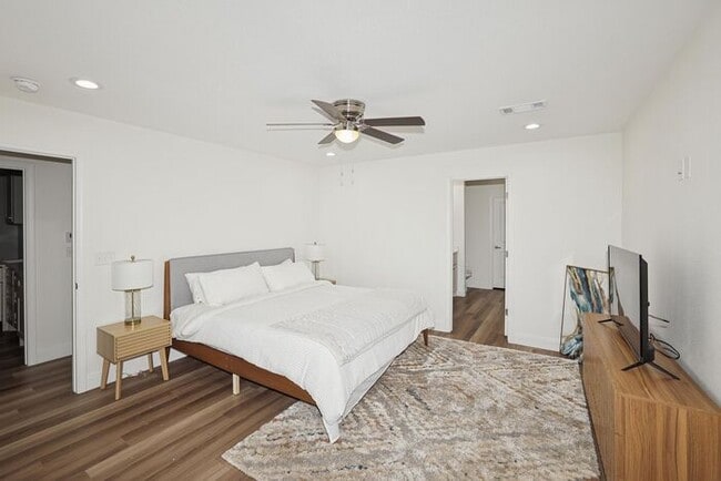 Building Photo - Furnished