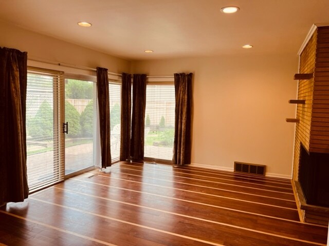 Building Photo - 127 N Northwest Hwy