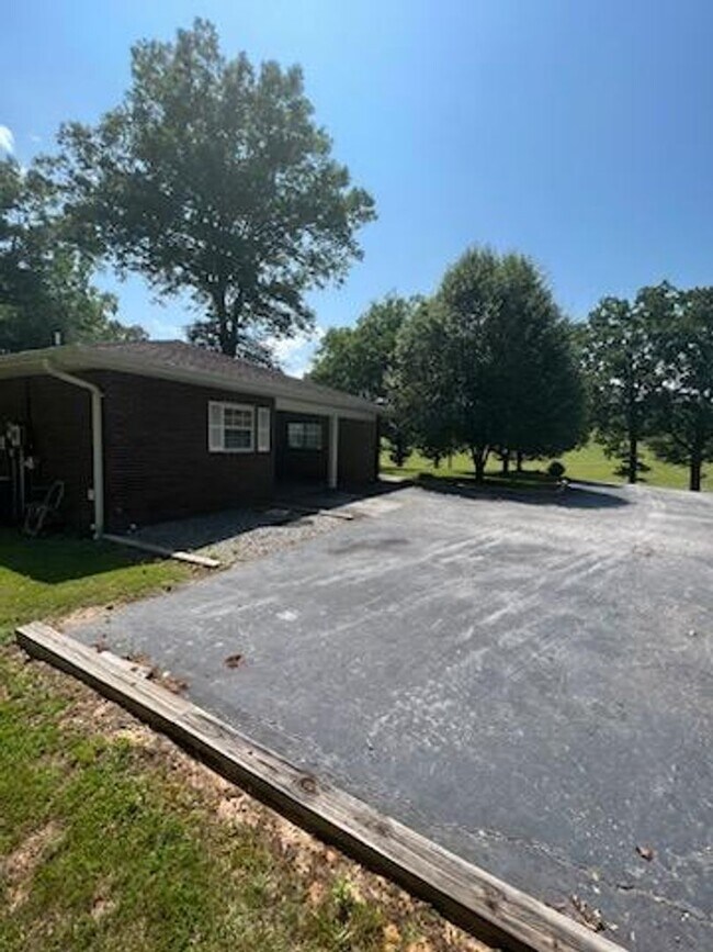 Building Photo - ***6 MONTH LEASE***Spacious Marion Rental!