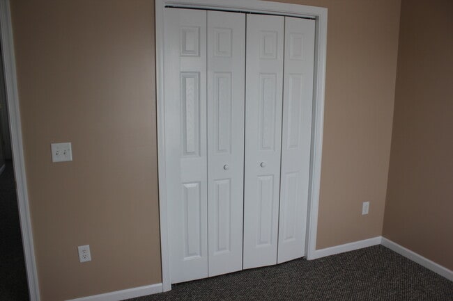 Building Photo - 3 Bedroom, 2.5 Bathroom Duplex for Rent with unfinished walkout basement