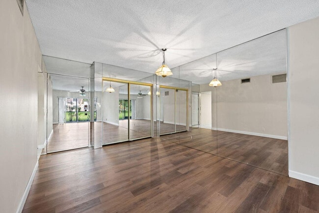 Building Photo - 3101 Oakland Shores Dr