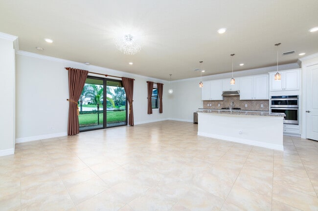 Building Photo - 739 SE Villandry Way