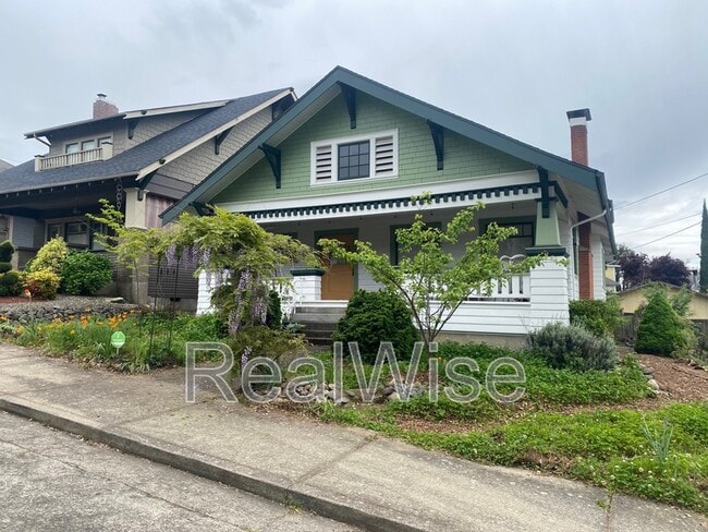Building Photo - 837 SE Blakeley Ave