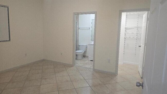Building Photo - 2851 Riverside Dr