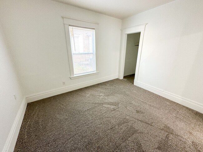 Building Photo - 748-750 Hogan SW